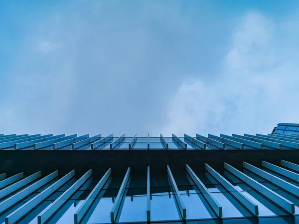 Olhando Para Fachada Edifício Vidro Alto — Fotografia de Stock