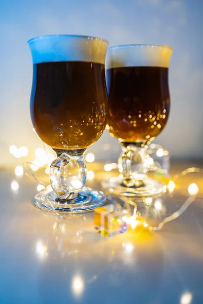 Чашки Ирландского Кофе Ирландским Виски Карамельный Тростниковый Сахар Сливки Вершине — стоковое фото