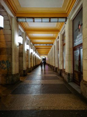 Wroclaw, Polonya - 2 Kasım 2020: Arkady Wroclawskie 'nin Gece Uzun Tüneli