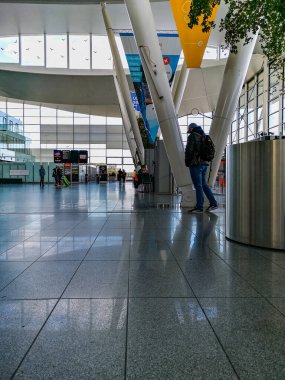 Wroclaw, Polonya - 4 Kasım 2020: Sütunlar ve pencerelerle dolu havaalanı binasının içi