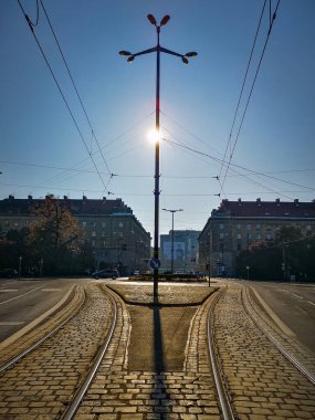 Wroclaw, Polonya - 8 Kasım 2020: Kosciuszki Meydanı 'nın merkezi ve bulutsuz gökyüzünde parlayan güneş ışığı