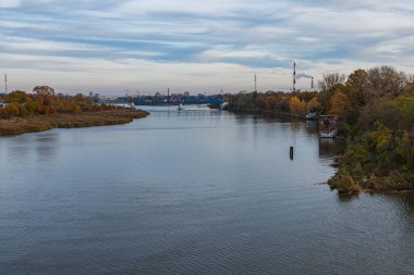 Wroclaw, Polonya - 15 Kasım 2020: Bulutlu bir günde Odra Nehri üzerindeki mavi uzun demiryolu köprüsü