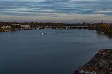 Wroclaw, Polonya - 15 Kasım 2020: Milenijny köprüsünün altındaki nehir kıyısında küçük bir inşaat