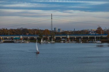 Wroclaw, Polonya - 15 Kasım 2020: Demiryolu köprüsü altında nehirde az sayıda tekne bulunan küçük liman