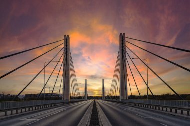 Wroclaw, Polonya - 15 Kasım 2020: Milenijny Köprüsü 'nün merkezinden görülen güzel bulutlu gün batımı 