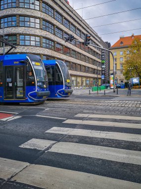 Wroclaw, Polonya - 16 Kasım 2020: İki mavi tramvay sokakta yan yana duruyor