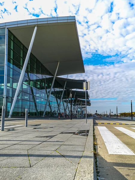 Wroclaw Polen November 2020 Gata Och Fasad Flygplatsbyggnad Med Glasvägg — Stockfoto