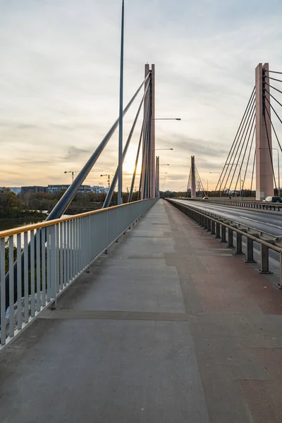 Wroclaw, Polonya - 15 Kasım 2020: Milenijny Köprüsü 'ndeki kaldırımdan görülen güzel bulutlu gün batımı 