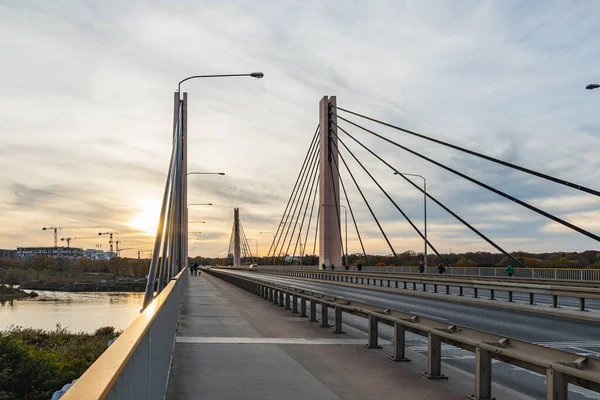 Wroclaw, Polonya - 15 Kasım 2020: Milenijny Köprüsü 'ndeki kaldırımdan görülen güzel bulutlu gün batımı 