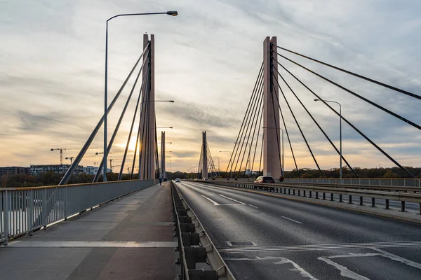 Wroclaw, Polonya - 15 Kasım 2020: Milenijny Köprüsü 'ndeki kaldırımdan görülen güzel bulutlu gün batımı 