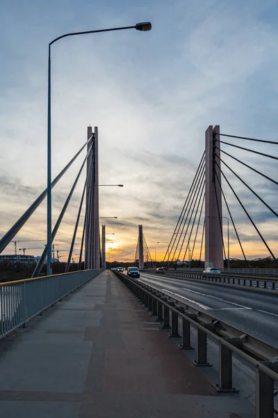 Wroclaw, Polonya - 15 Kasım 2020: Milenijny Köprüsü 'ndeki kaldırımdan görülen güzel bulutlu gün batımı 