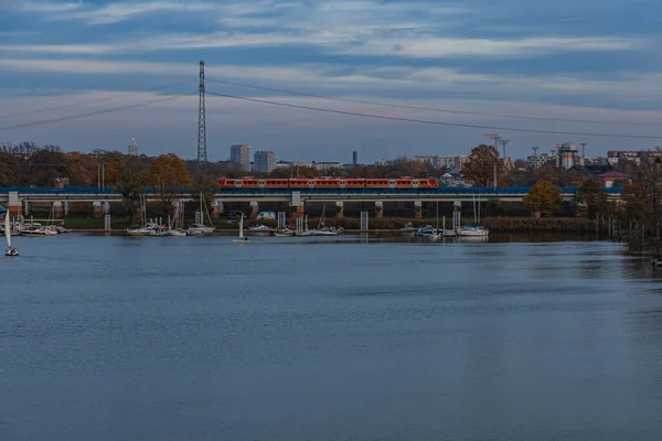 Wroclaw Polônia Novembro 2020 Passeio Trem Ponte Sobre Pequeno Porto — Fotografia de Stock