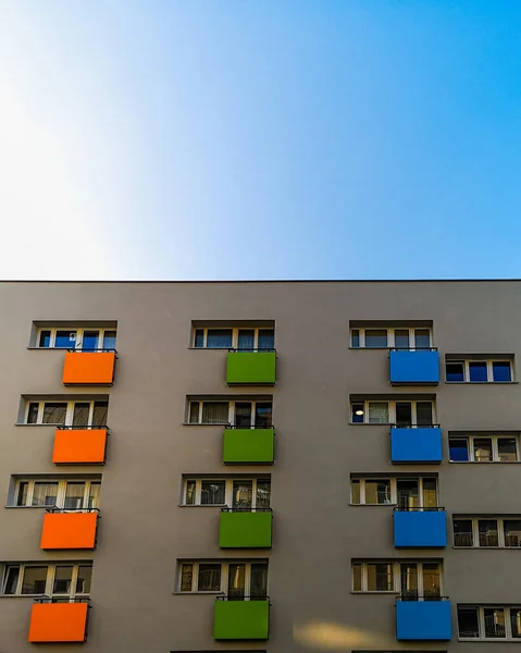 Ser Upp Till Fasaden Moderna Block Platt Med Mörk Balkong — Stockfoto