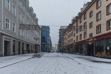 Wroclaw, Polonya - 3 Aralık 2020: Beyaz kış mevsiminde kar dolu pazar meydanının yanındaki Olawska Caddesi