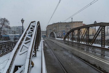 Wroclaw, Polonya - 3 Aralık 2020: Köprü karla dolu küçük değirmen köprüsü