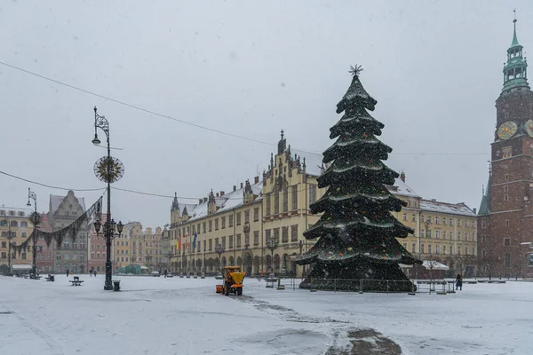 Wrocław Polska Grudnia 2020 Wysokie Choinki Rynku Pełnym Śniegu Śnieżną — Zdjęcie stockowe