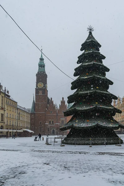 Wrocław Polska Grudnia 2020 Wysokie Choinki Rynku Pełnym Śniegu Śnieżną — Zdjęcie stockowe