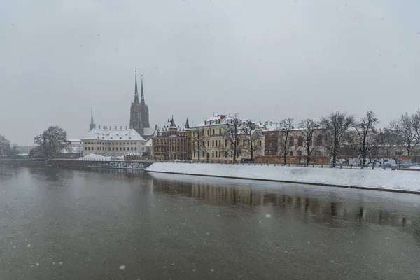 Wrocław Polska Grudnia 2020 Śnieżny Pejzaż Odry Budynki Drugiej Stronie — Zdjęcie stockowe