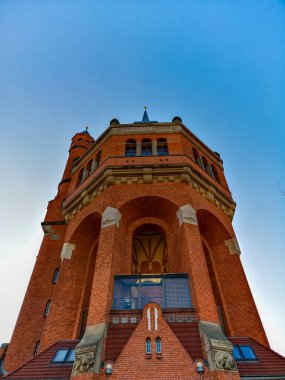 Wroclaw, Polonya - 17 Aralık 2020: Kırmızı tuğladan yapılmış su kulesi cephesine bakıyorum