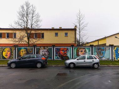 Wroclaw, Polonya - Ocak 2021: Şehir sokağının yanındaki beton çitin üzerine güzel boyanmış portreler