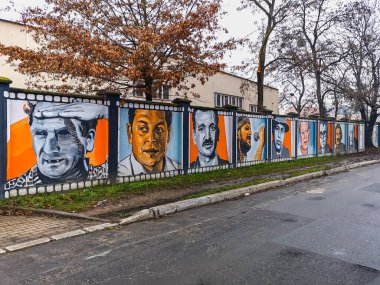 Wroclaw, Polonya - Ocak 2021: Şehir sokağının yanındaki beton çitin üzerine güzel boyanmış portreler