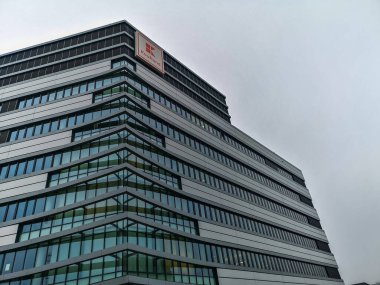 Wroclaw, Polonya - Ocak 2021: Kaufland mağaza zincirinin genel merkezi cephesi