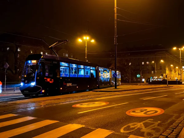 Wroclaw Polonya Ocak 2021 Gece Kosciuszki Meydanında Uzun Mavi Tramvay — Stok fotoğraf