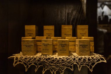 Eski kutular dolusu kabartma tozu ve biraz toz.