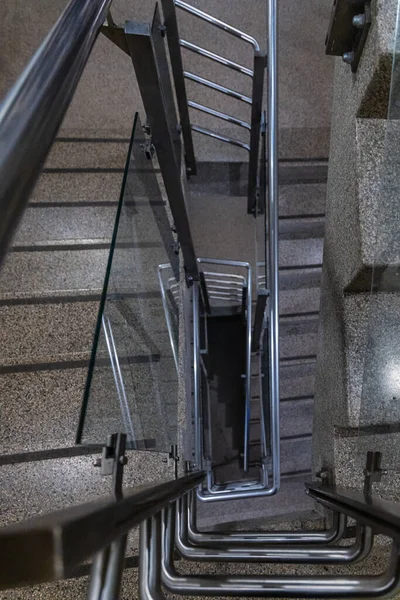 Escalera Rectangular Caracol Con Barandillas Metálicas Terrazo Suelo Las Escaleras — Foto de Stock