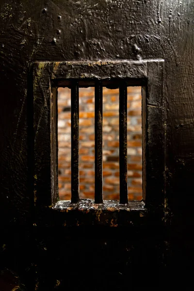 Παλιά Τεράστια Σκούρο Χάλυβα Πόρτες Του Κελιού Κόκκινο Τούβλο Τοίχο — Φωτογραφία Αρχείου
