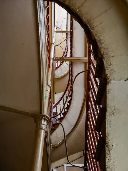 Metal Ahşap Parmaklıklarla Spiral Merdivenlere Bakıyorum — Stok fotoğraf