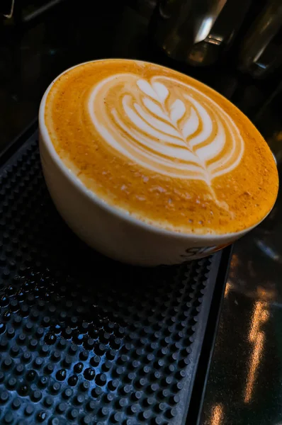 Tulipe Latte Art Sur Café Latte Sur Tapis Caoutchouc Foncé — Photo