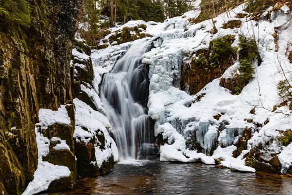 Larga Cascada Alta Montañas Llenas Nieve Hielo Alrededor —  Fotos de Stock