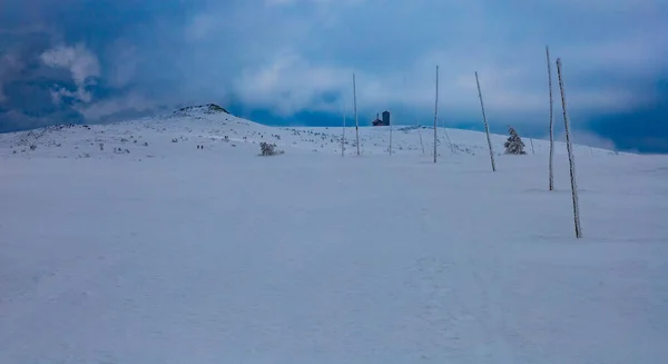 Снежный Пейзаж Горных Троп Холмов Облачное Утро — стоковое фото