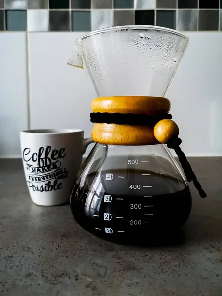 Химический Горшок Черного Фильтрованного Кофе Белой Чашкой Каллиграфическими Надписями Кофе — стоковое фото