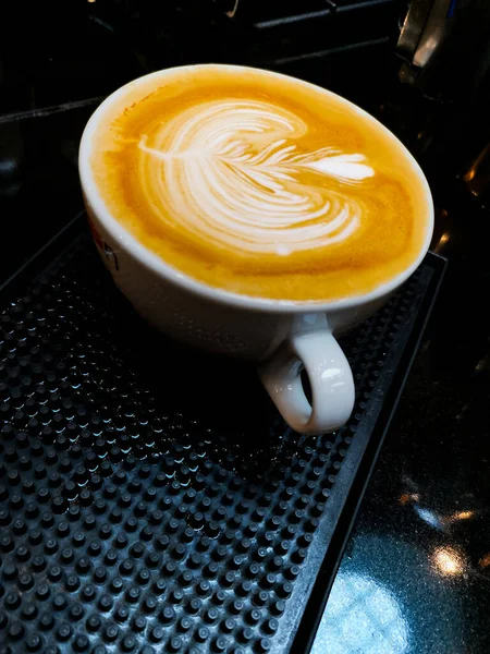 Roseta Con Corazón Latte Arte Una Gran Taza Pie Estera — Foto de Stock