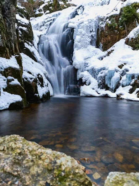 Cachoeira Alta Longa Montanhas Cheias Neve Gelo Redor — Fotografia de Stock