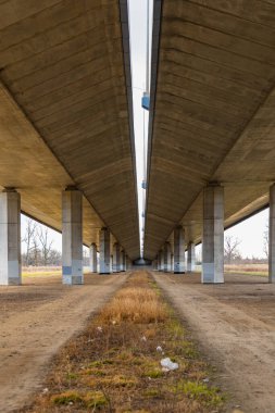 Wroclaw, Polonya - Mart 2021: Yüksek beton sütunlarla otoyol köprüsünün altından merkezi görüş