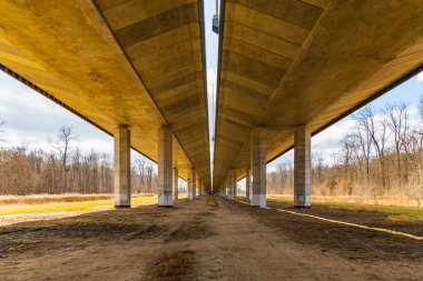 Wroclaw, Polonya - Mart 2021: Yüksek beton sütunlarla otoyol köprüsünün altından merkezi görüş