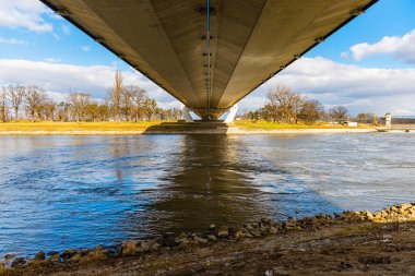 Wroclaw, Polonya - Mart 2021: Odra nehri üzerindeki karayolu köprüsünün altından merkezi görüş
