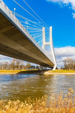 Wroclaw, Polonya - Mart 2021: Güneşli bir günde Odra Nehri üzerindeki Redzinski karayolu köprüsü