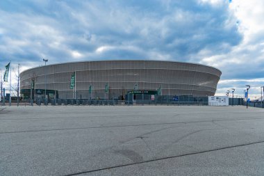 Wroclaw, Polonya - Mart 2021 Wroclaw Stadyumu 'nun yanındaki büyük beton meydan