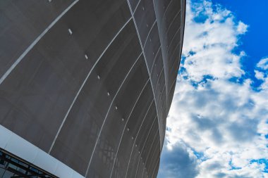 Wroclaw, Polonya - Mart 2021: Güneşli bulutlu bir günde Wroclaw Stadyum binasına bakıyorum