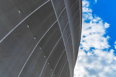 Wroclaw, Polonya - Mart 2021: Güneşli bulutlu bir günde Wroclaw Stadyum binasına bakıyorum