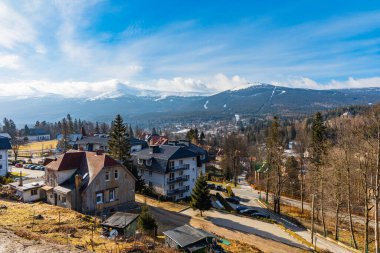 Dev Dağlar, Polonya - Mart 2021: Szklarska Poreba 'nın panoramik manzarası ve demiryolu istasyonunun yanındaki platformdan görülen karla kaplı yüksek dev dağlar