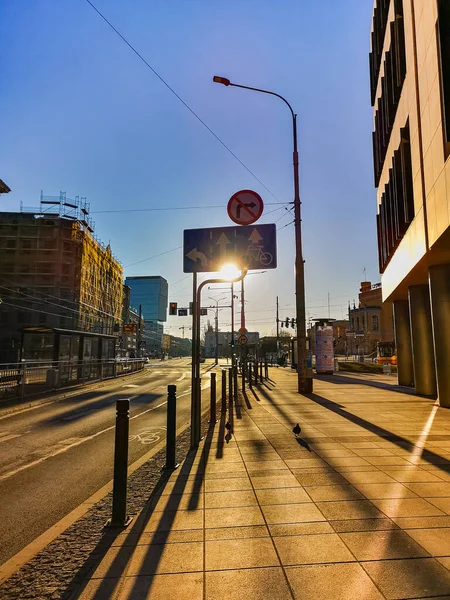 폴란드 2021 아침해뜨는 시간에 도시의 거리를 바라봄 — 스톡 사진