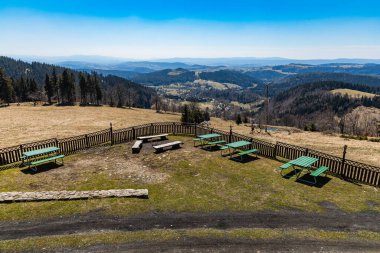Güneşli sabahlarda dağların güzel manzarası