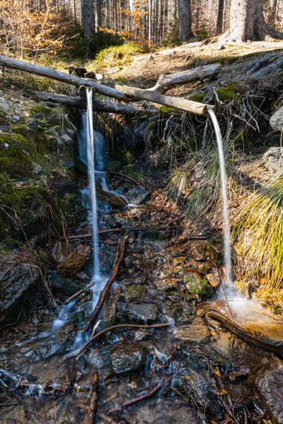 从山上落下来的溪流形成的小瀑布 — 图库照片