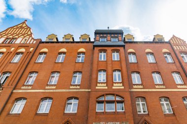 Legnica, Polonya - Nisan 2021: Eski çağdaş yenilenmiş apartman cephesi