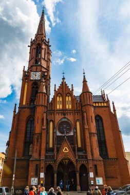 Legnica, Polonya - Nisan 2021: Legnica 'daki Kutsal Üçlü Kilisesi Cephesi